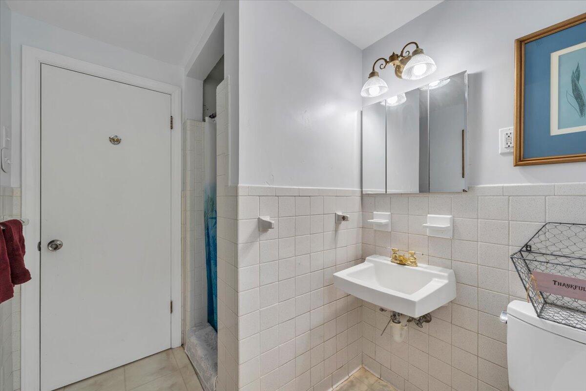 4508 Rosecrest Road Roanoke, VA 24018 - Photo 28 of 39 Lower Level FUll bath