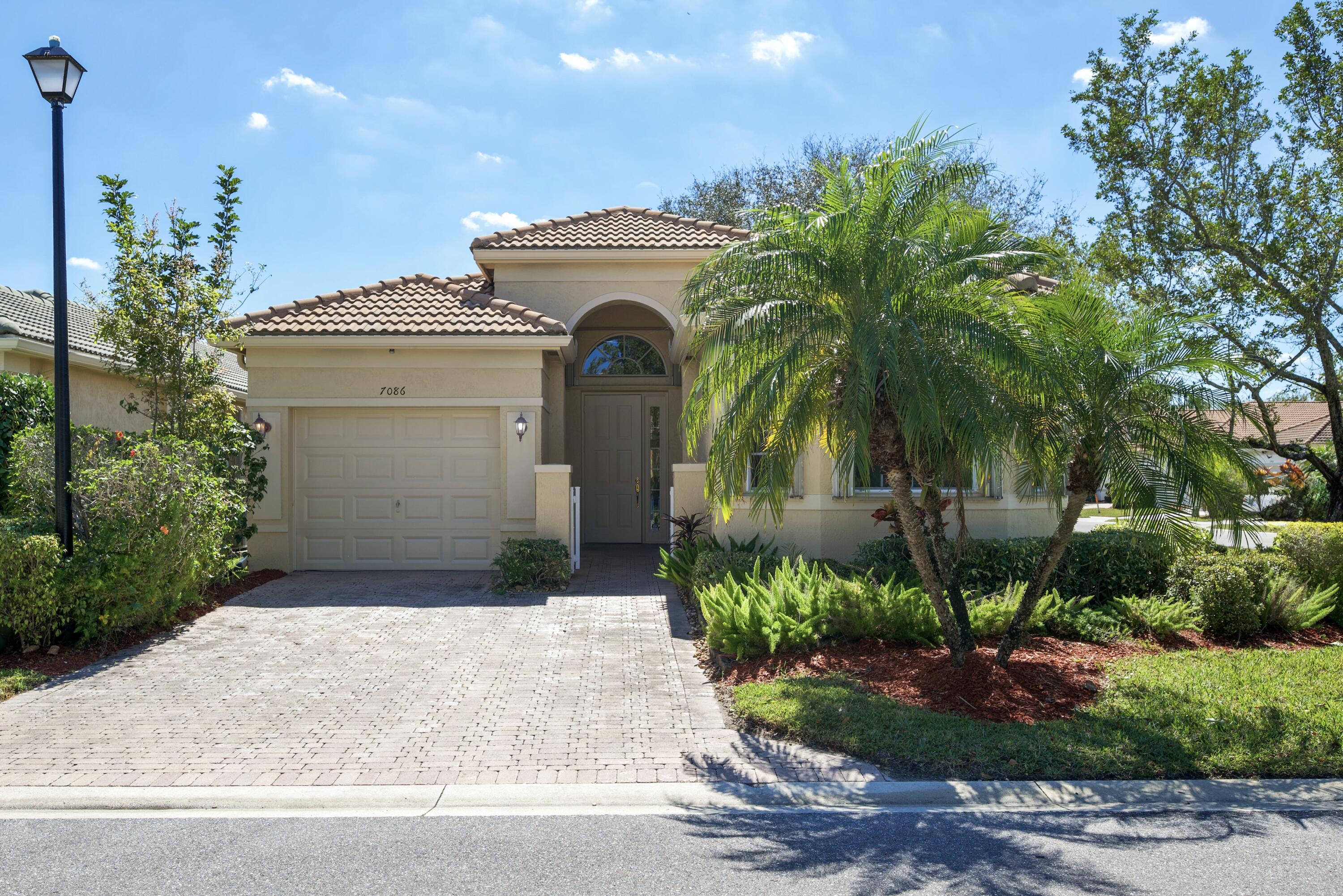 7086 Del Corso Lane Delray Beach, FL 33446 - Photo 4 of 66 DSC_8047