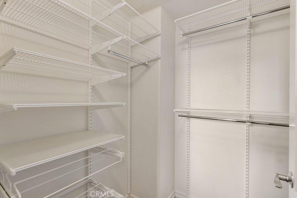 629 Traction Avenue, Unit 312 Los Angeles, CA 90013 - Photo 19 of 45 a view of an empty walk in closet