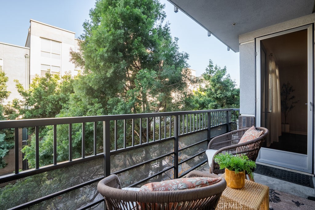 629 Traction Avenue, Unit 312 Los Angeles, CA 90013 - Photo 20 of 45 a balcony with table and chairs