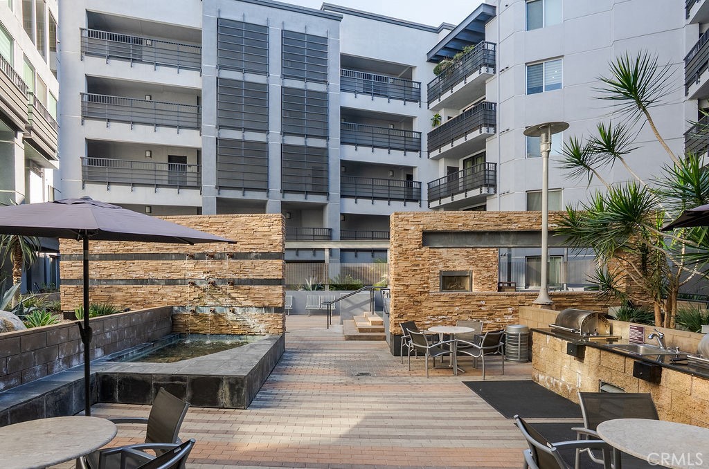 629 Traction Avenue, Unit 312 Los Angeles, CA 90013 - Photo 29 of 45 a patio with table and chairs
