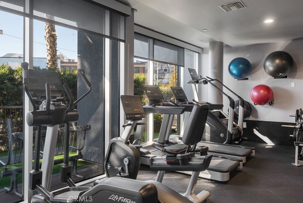 629 Traction Avenue, Unit 312 Los Angeles, CA 90013 - Photo 34 of 45 a room with gym equipment