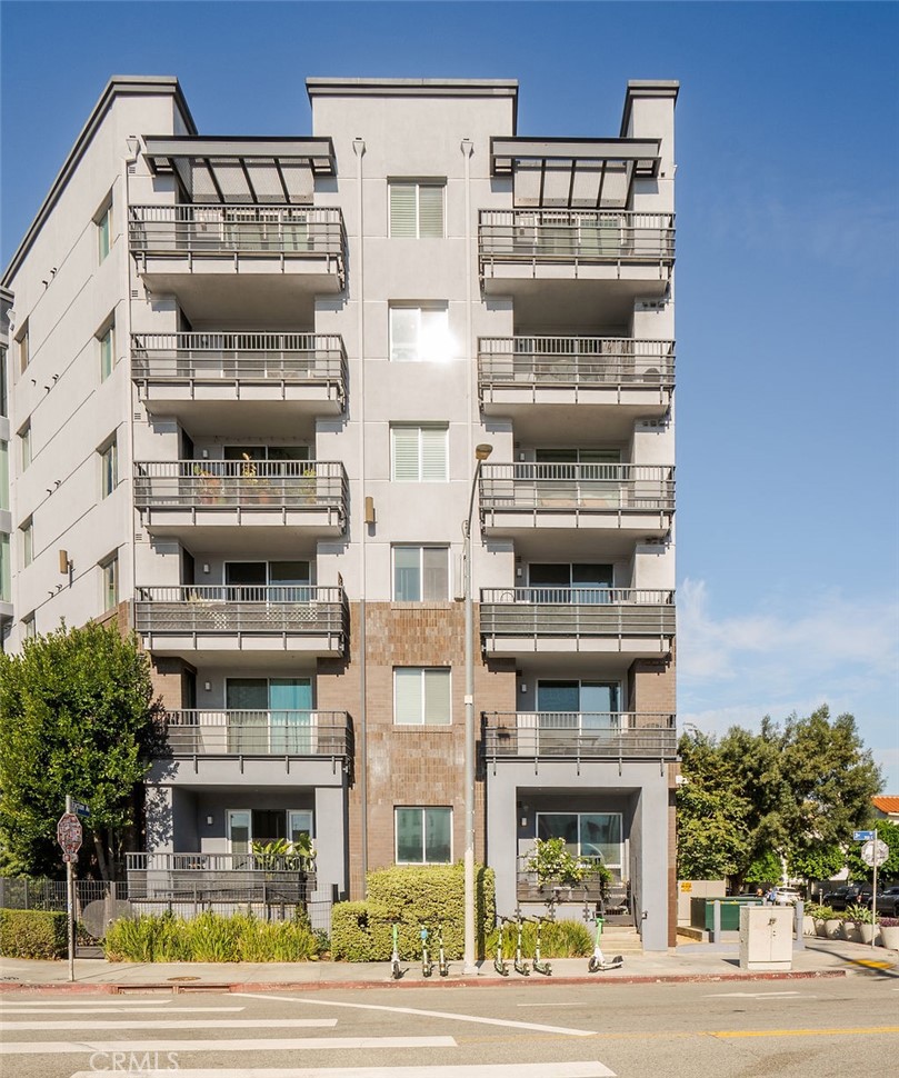 629 Traction Avenue, Unit 312 Los Angeles, CA 90013 - Photo 38 of 45 a view of a building with a balcony