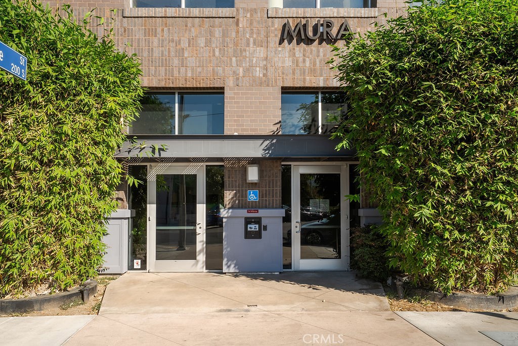 629 Traction Avenue, Unit 312 Los Angeles, CA 90013 - Photo 40 of 45 a front view of a house with a garden