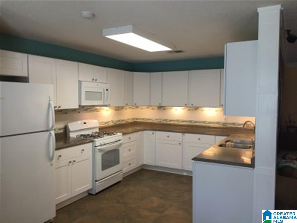 136 Lake Terrace Alabaster, AL 35007 - Photo 2 of 6