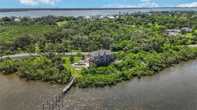 a view of a back yard
