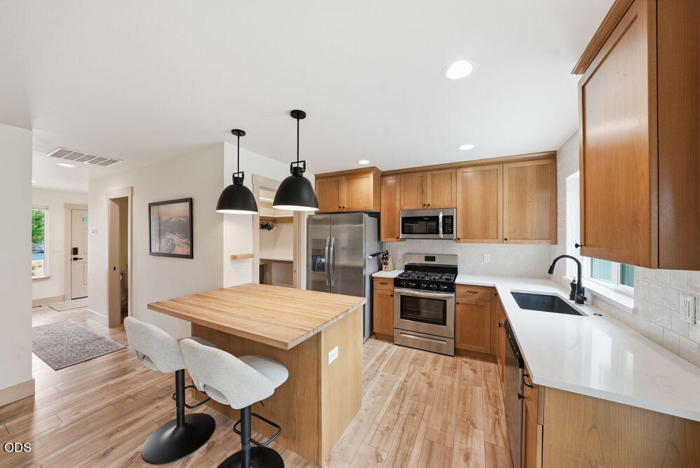 62851 Northeast Daniel Road, Unit 2 Bend, OR 97701 - Photo 3 of 12