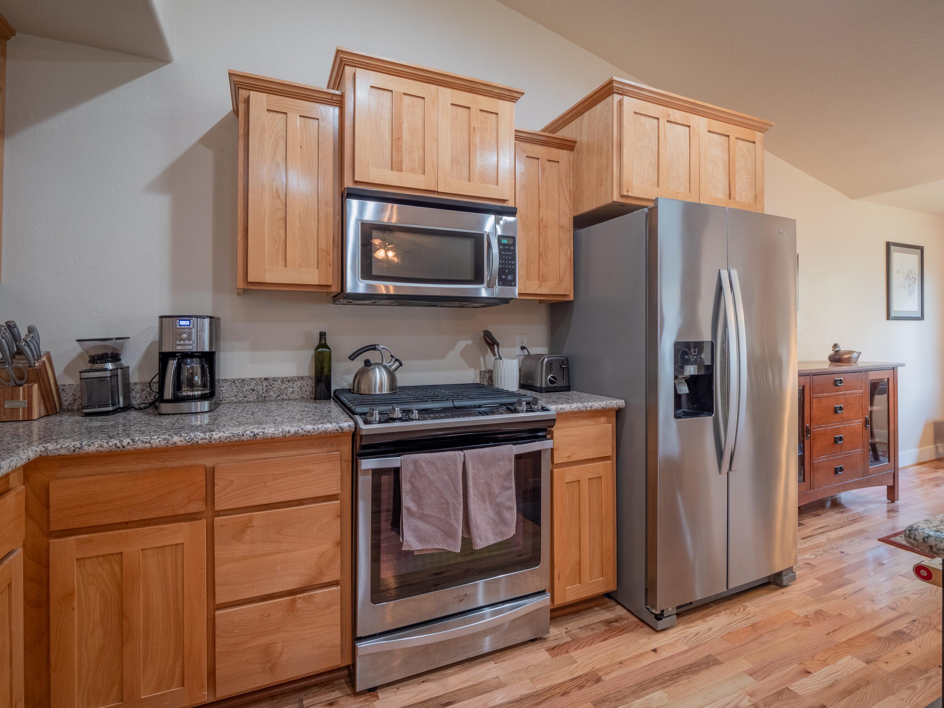 1561 Inverness Drive Medford, OR 97504 - Photo 12 of 33 Kitchen 3