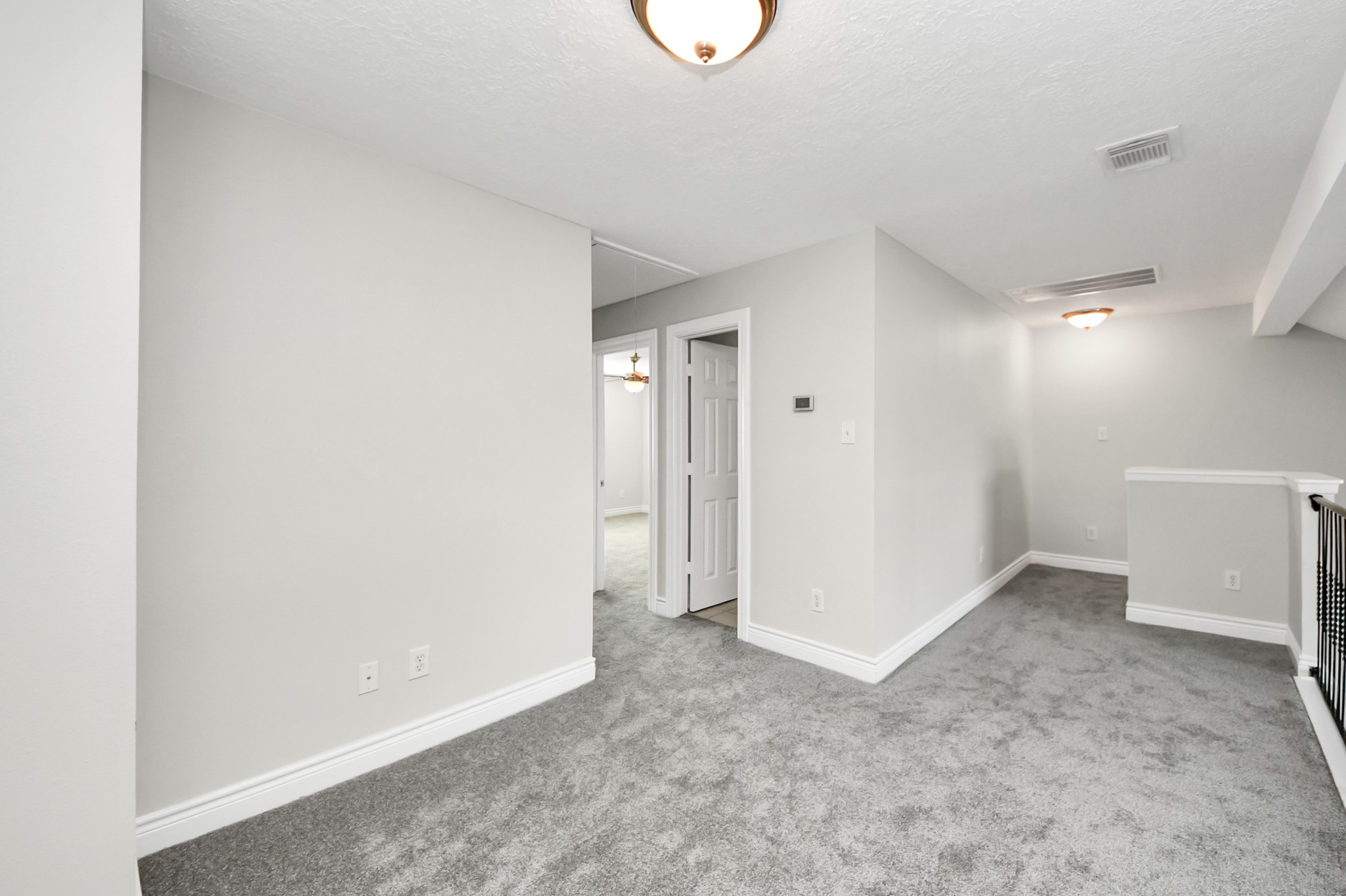 5909 Katy Street Houston, TX 77007 - Photo 24 of 34 Upstairs landing area with a small flex space.