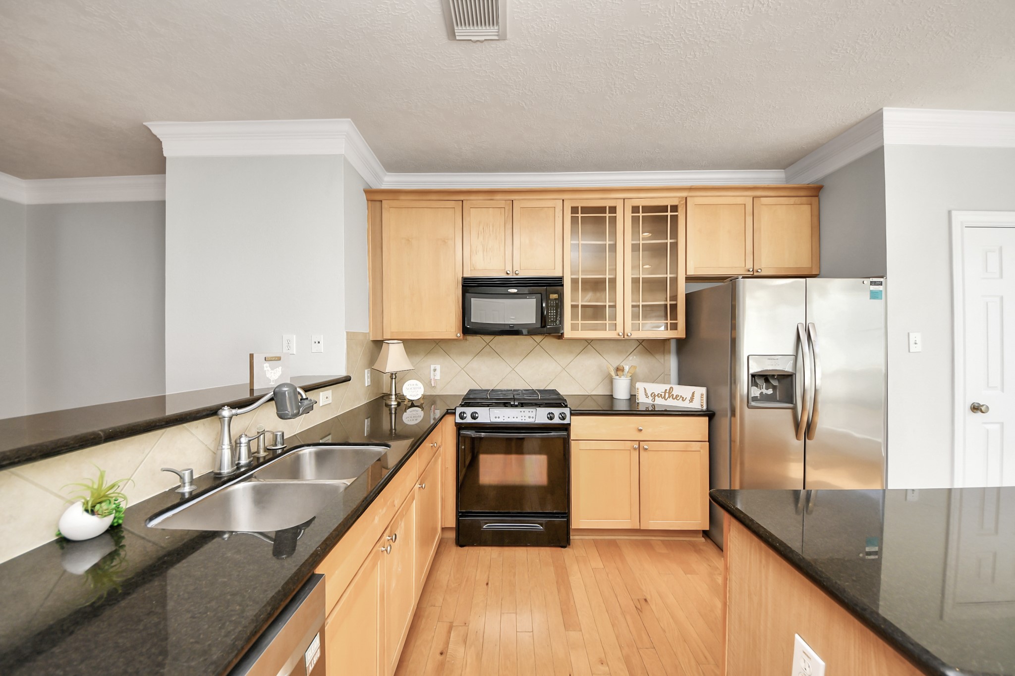 5909 Katy Street Houston, TX 77007 - Photo 9 of 34 Great amount of counter space for entertaining.