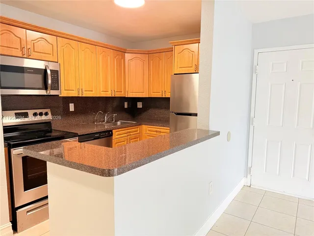 $2,300 | 7200 Northwest 179th Street, Unit 111, Hialeah, FL 33015