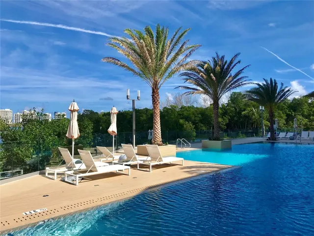 $535,000 | 16385 Biscayne Boulevard, Unit 2702, North Miami Beach, FL 33160