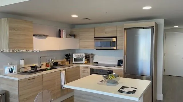 $535,000 | 16385 Biscayne Boulevard, Unit 2702, North Miami Beach, FL 33160