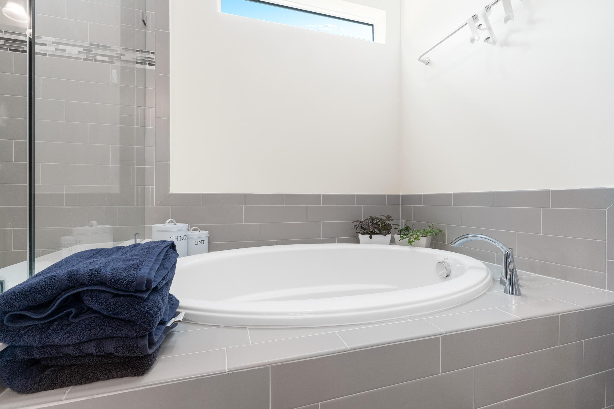 4374 Greenway Drive Hollywood, FL 33021 - Photo 25 of 46 a bathroom with a bathtub