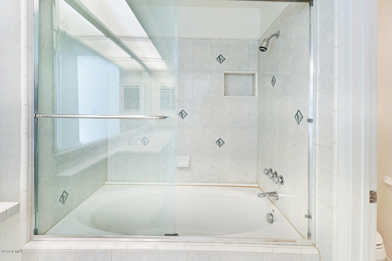 851 Congressional Road Simi Valley, CA 93065 - Photo 16 of 28 a bathroom with bathtub and shower