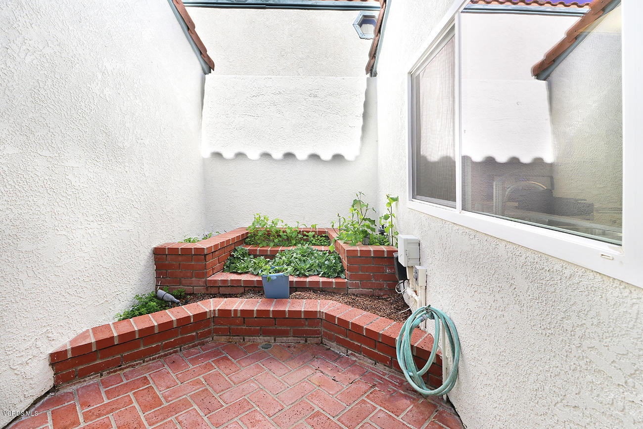 851 Congressional Road Simi Valley, CA 93065 - Photo 9 of 28
