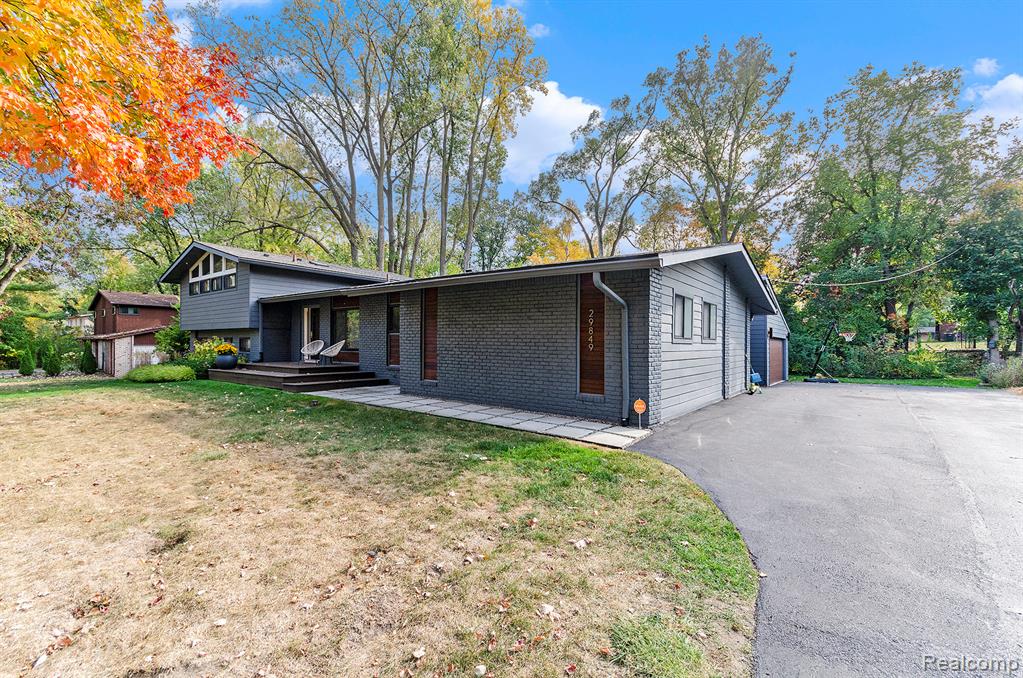 29849 Sugar Spring Road Farmington Hills, MI 48334 - Photo 3 of 49