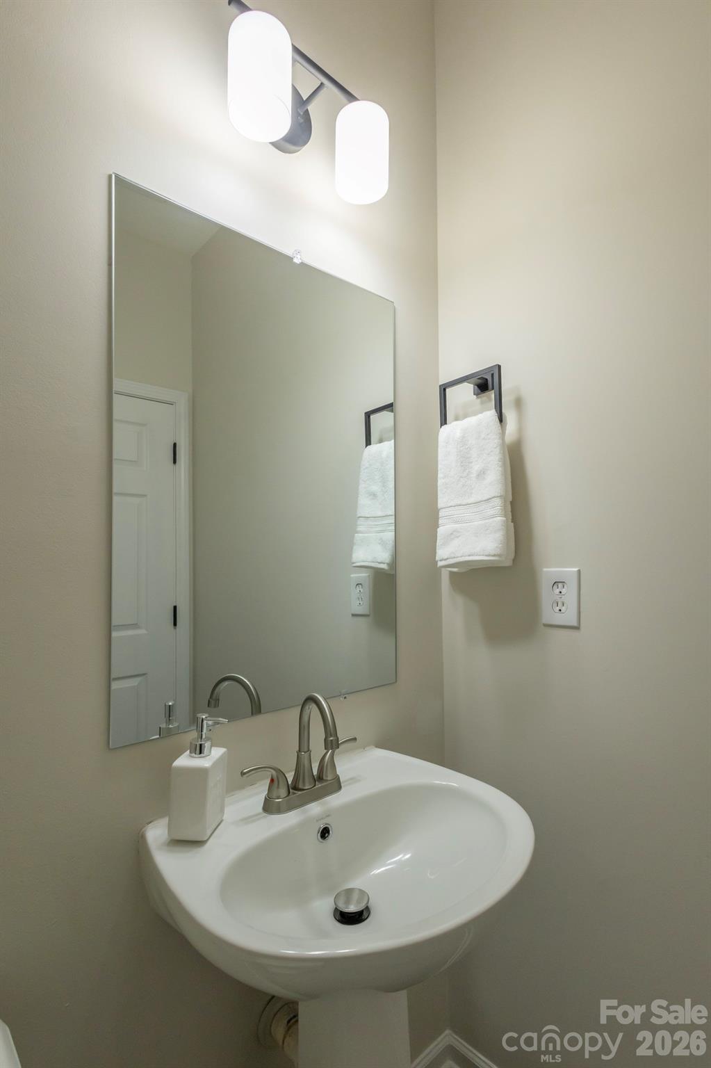 10631 Atkins Ridge Drive Charlotte, NC 28213 - Photo 15 of 38 a bathroom with a sink and a mirror