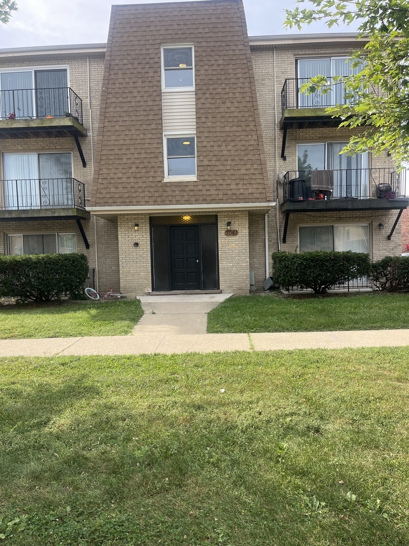 7041 99th Street, Unit 3W Chicago Ridge, IL 60415 - Photo 1 of 9 Gallery Image 1