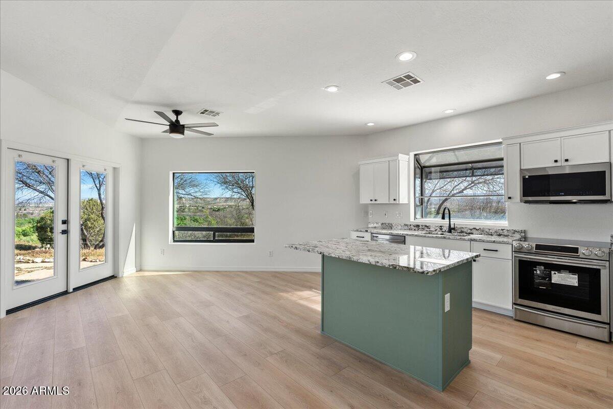 2840 South Salt Mine Road Camp Verde, AZ 86322 - Photo 13 of 43 13-Breakfast Nook & Kitchen