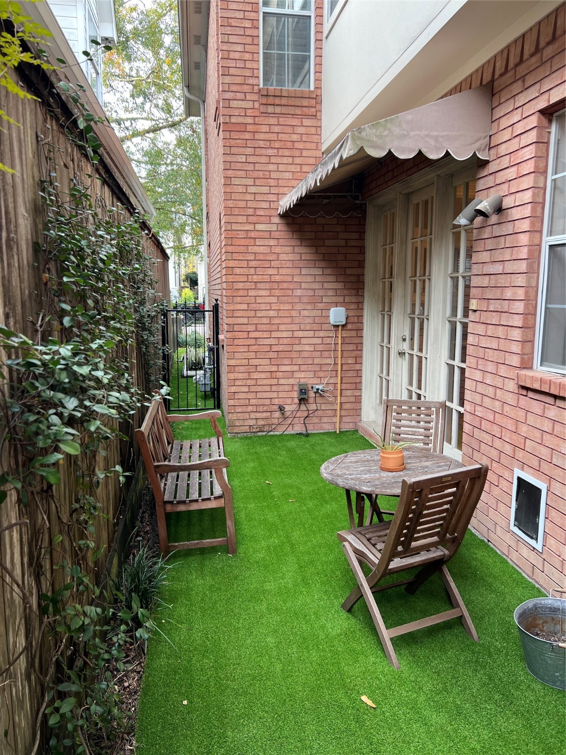 6304 Pickens Street, Unit B Houston, TX 77007 - Photo 13 of 15 a backyard of a house with table and chairs