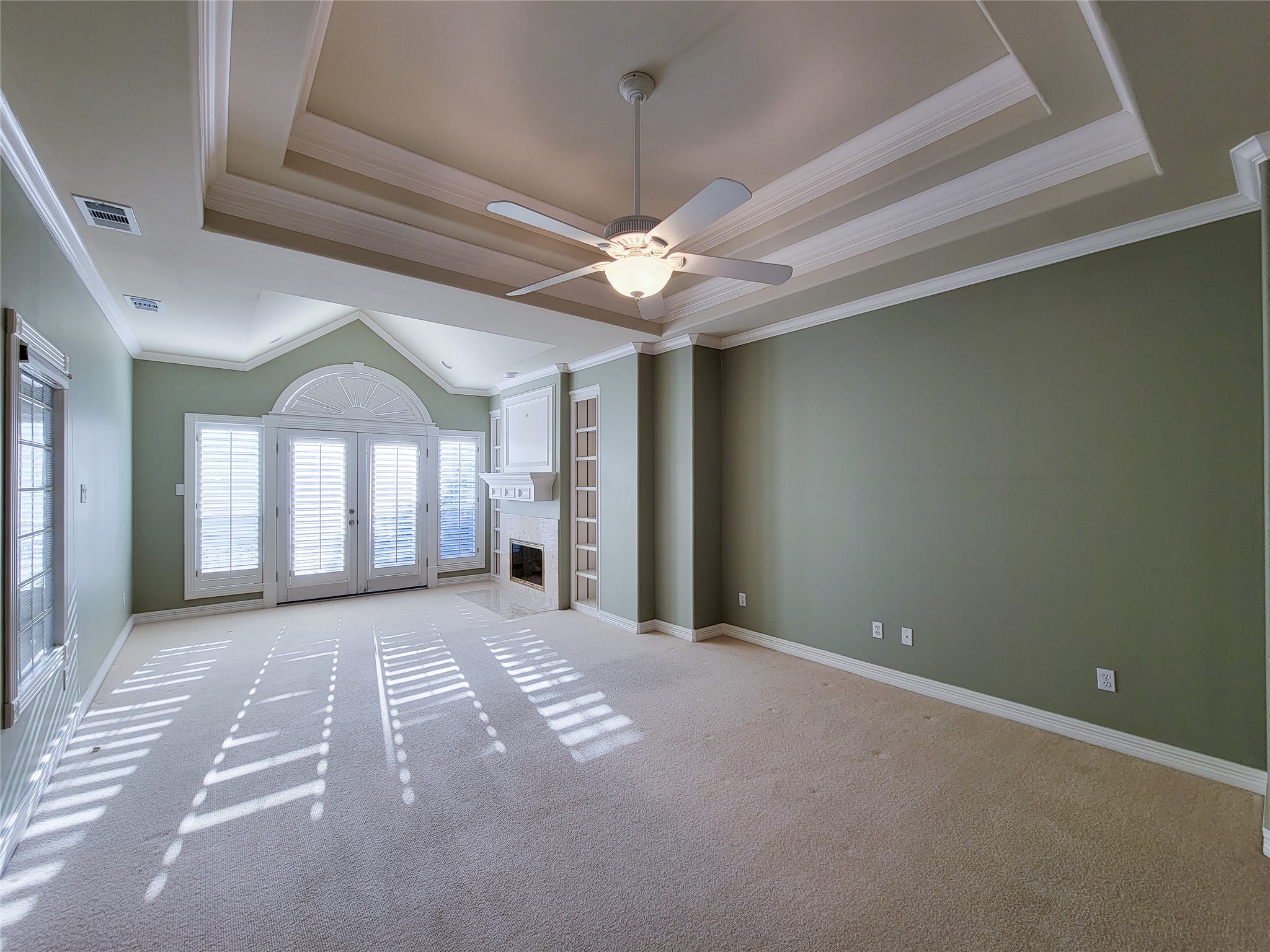 6304 Pickens Street, Unit B Houston, TX 77007 - Photo 7 of 15 a view of an empty room with a window
