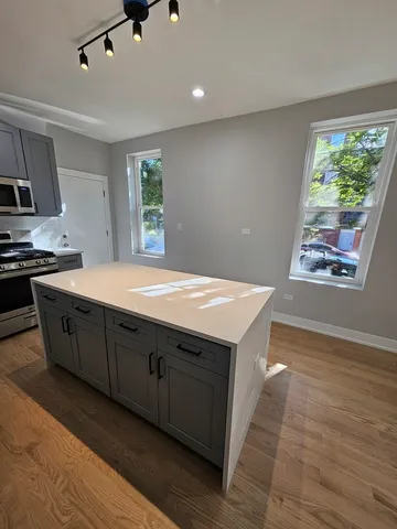 $2,750 | 901 North Francisco Avenue, Unit 1R, Chicago, IL 60622