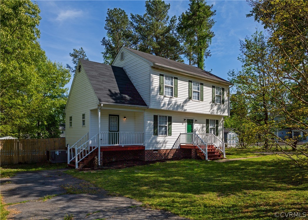 a view of a house with a yard