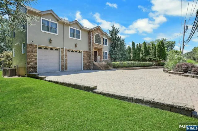 a view of an house with backyard and garden