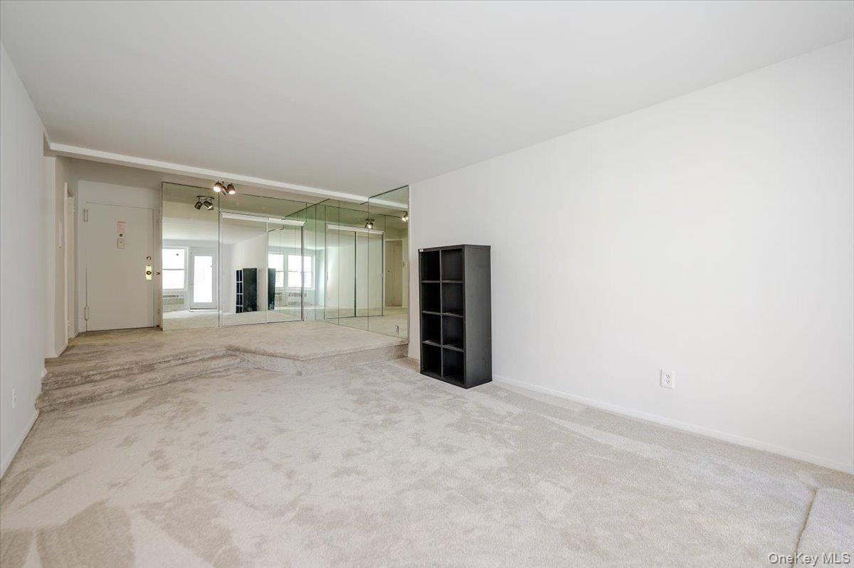 522 Shore Road, Unit 2V V Long Beach, NY 11561 - Photo 6 of 31 Living Room