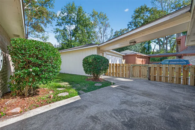 a view of a backyard