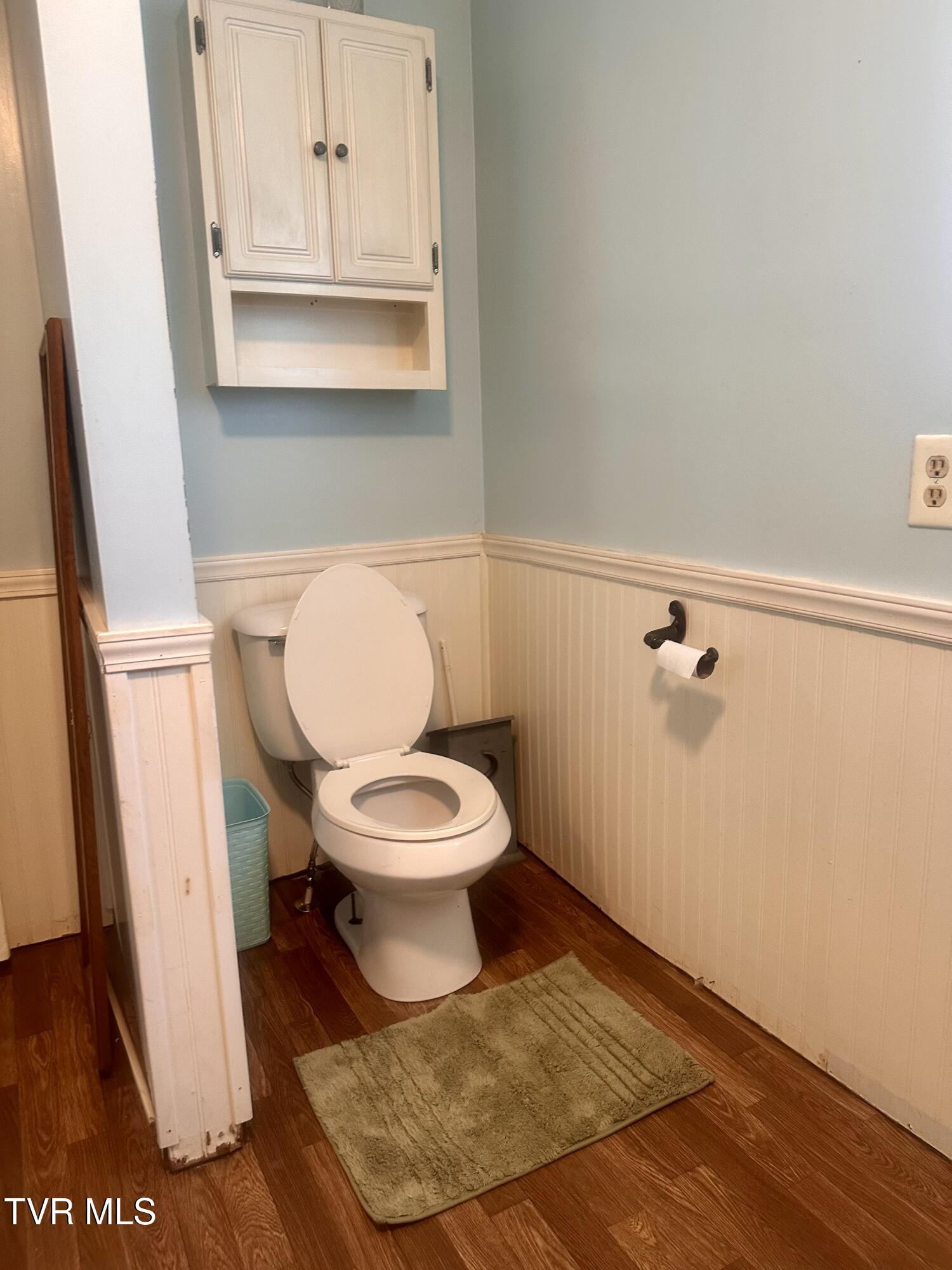 2204 State Line Road Elizabethton, TN 37643 - Photo 27 of 42 Bathroom