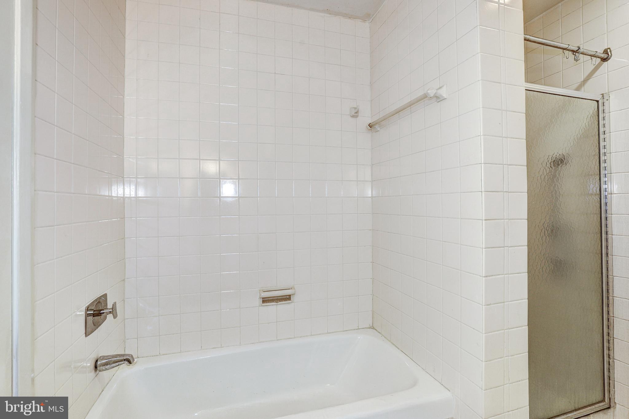6606 Park Heights Avenue, Unit 111 Baltimore, MD 21215 - Photo 13 of 32 a bathroom with a bathtub