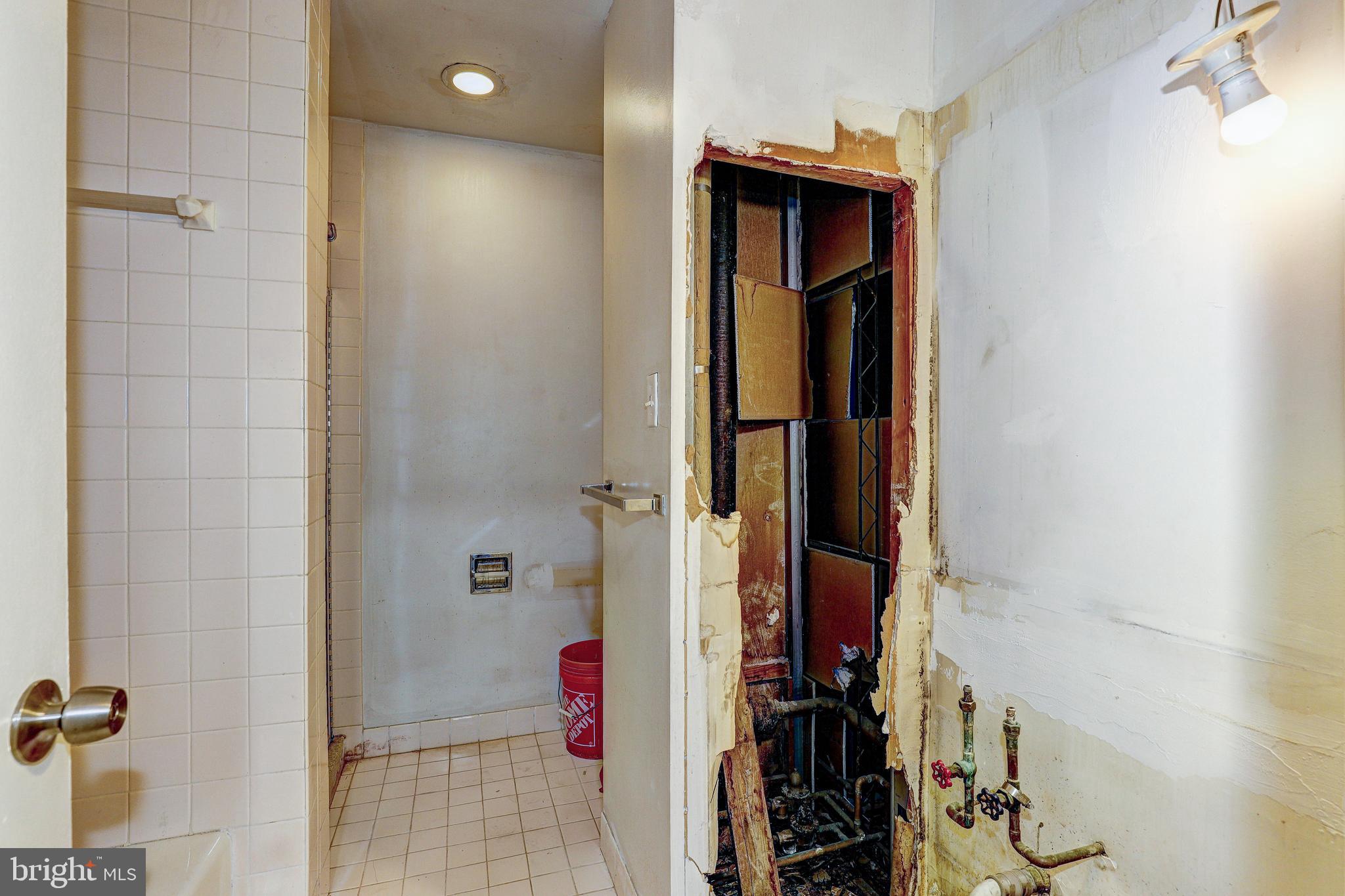 6606 Park Heights Avenue, Unit 111 Baltimore, MD 21215 - Photo 19 of 32 a bathroom with a shower