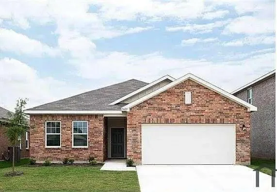 a view of a house with backyard