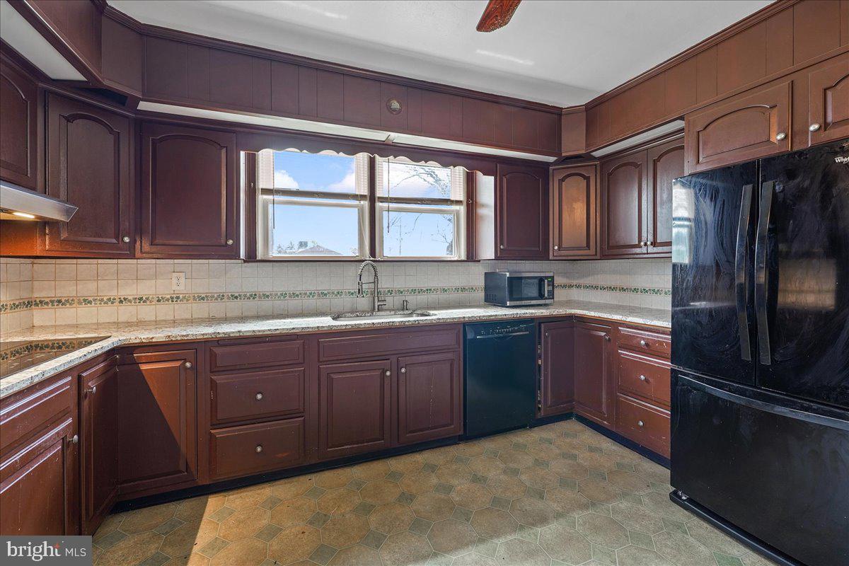 413 Marsh Road Wilmington, DE 19809 - Photo 11 of 34 Granite Counter tops, Electric Cook Top