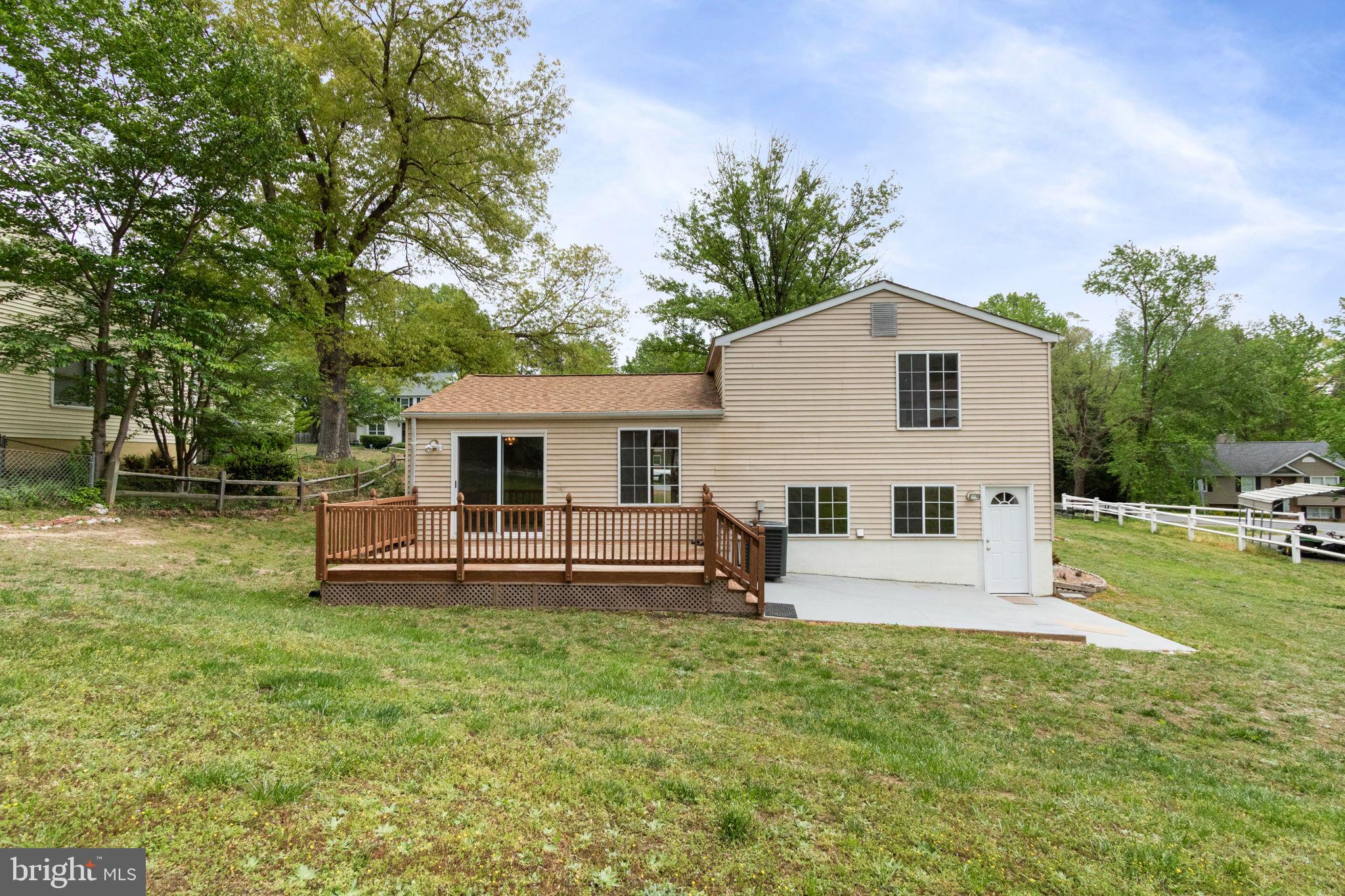 3 Cherry Laurel Drive Fredericksburg, VA 22405 - Photo 38 of 42 a front view of a house with garden