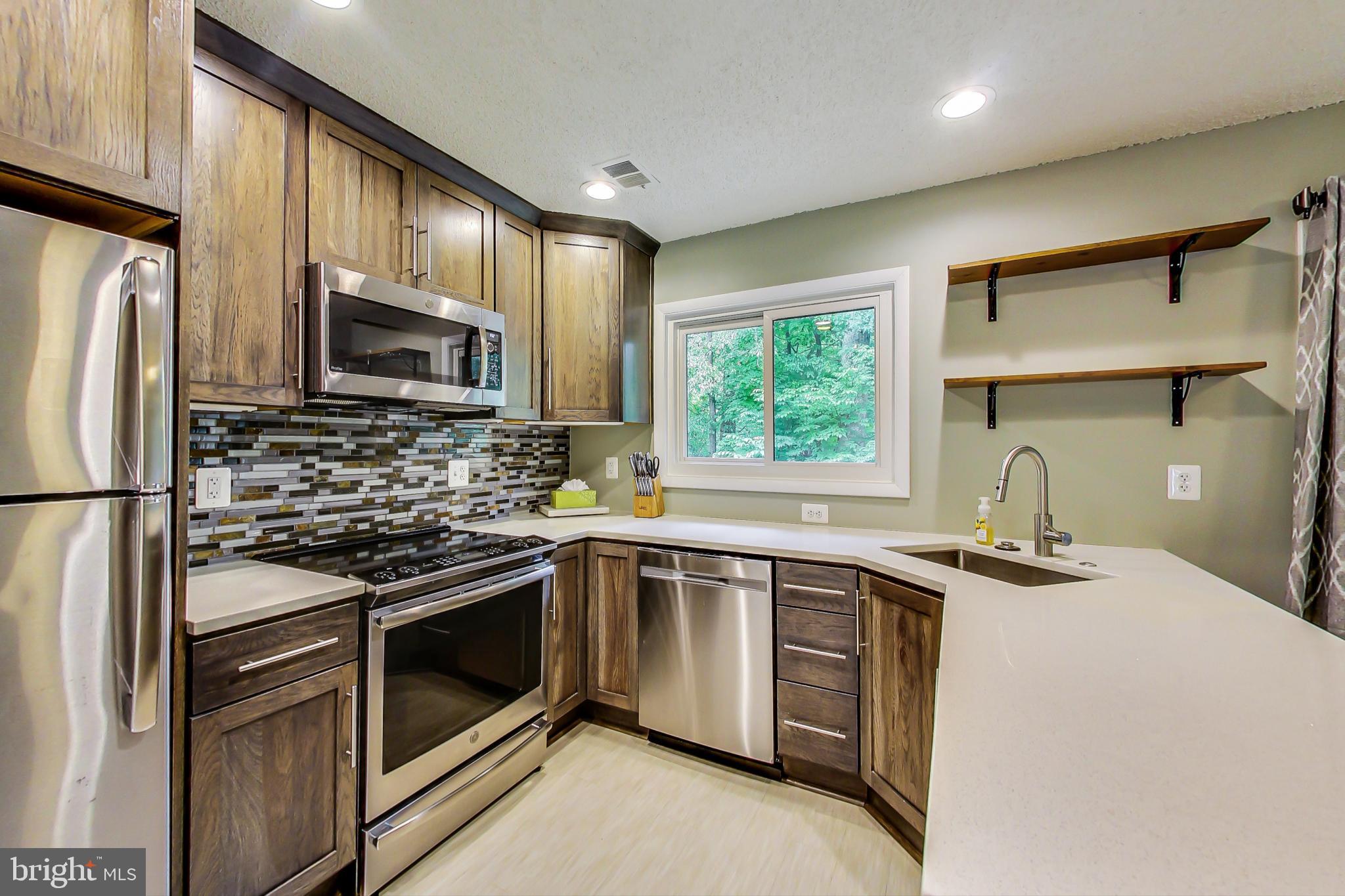 2184 Cartwright Place Reston, VA 20191 - Photo 14 of 46 Quartz counters, SS appliances, induction cooking!