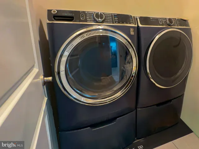 a close up view of a washer and dryer