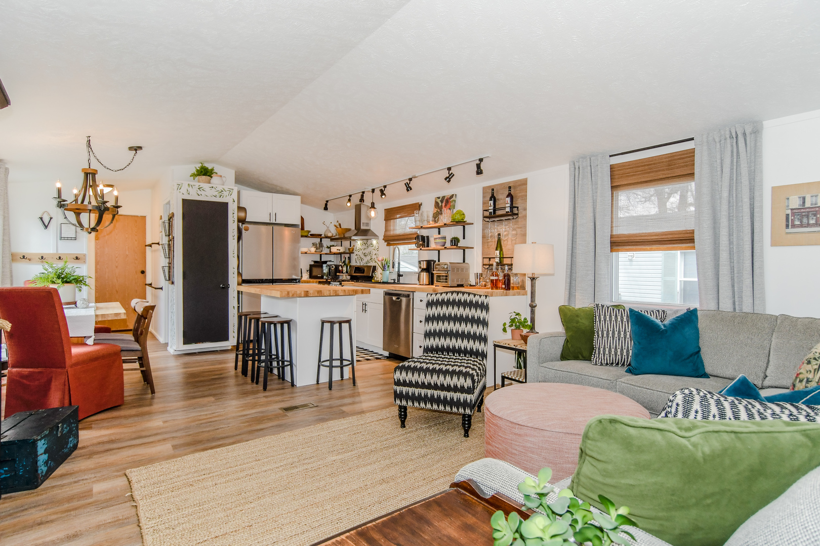 58 Oak Street Minooka, IL 60447 - Photo 4 of 28 a living room with furniture and a table