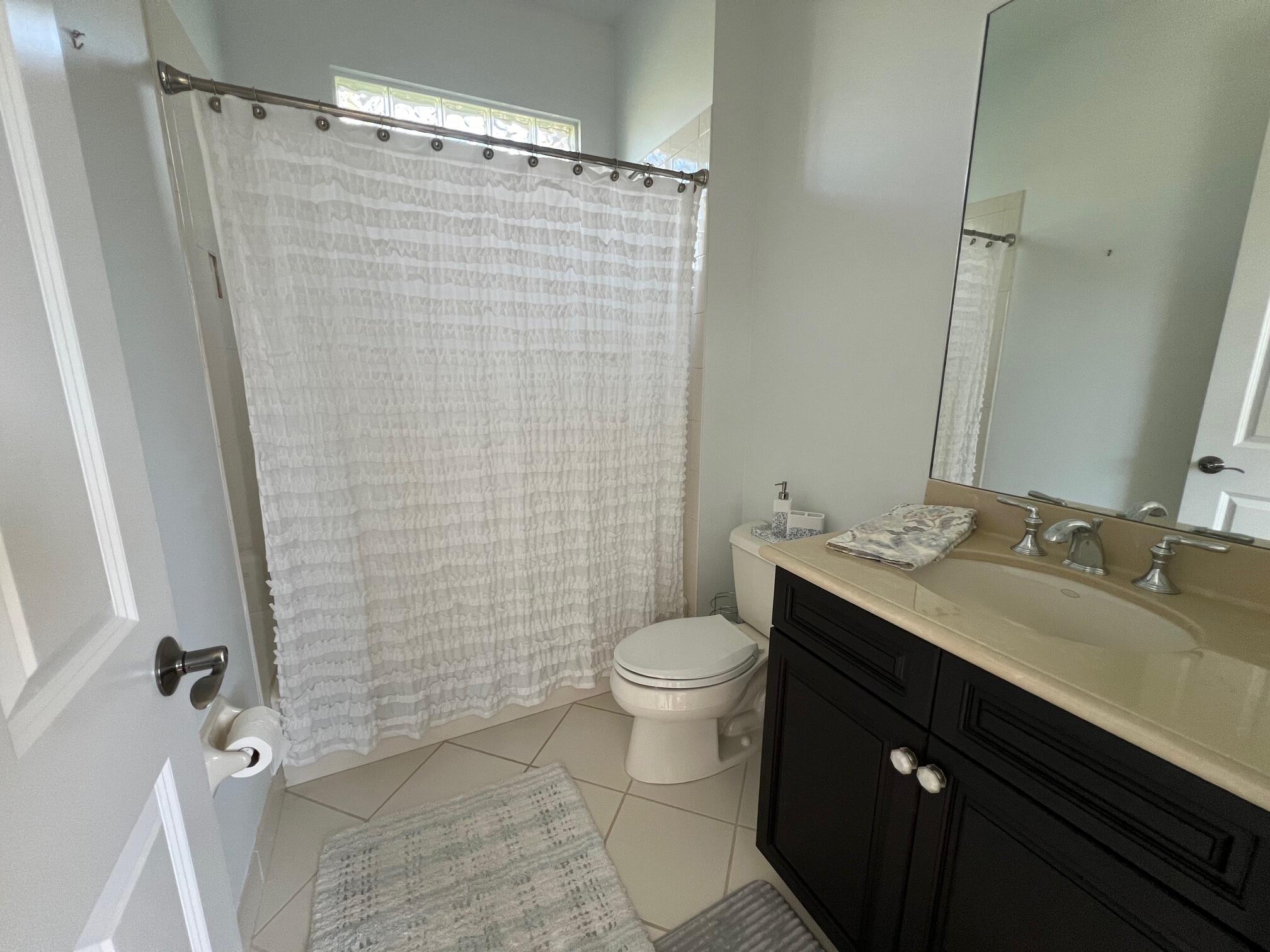 182 Rosalia Court Jupiter, FL 33478 - Photo 32 of 32 Guest Bath (full)