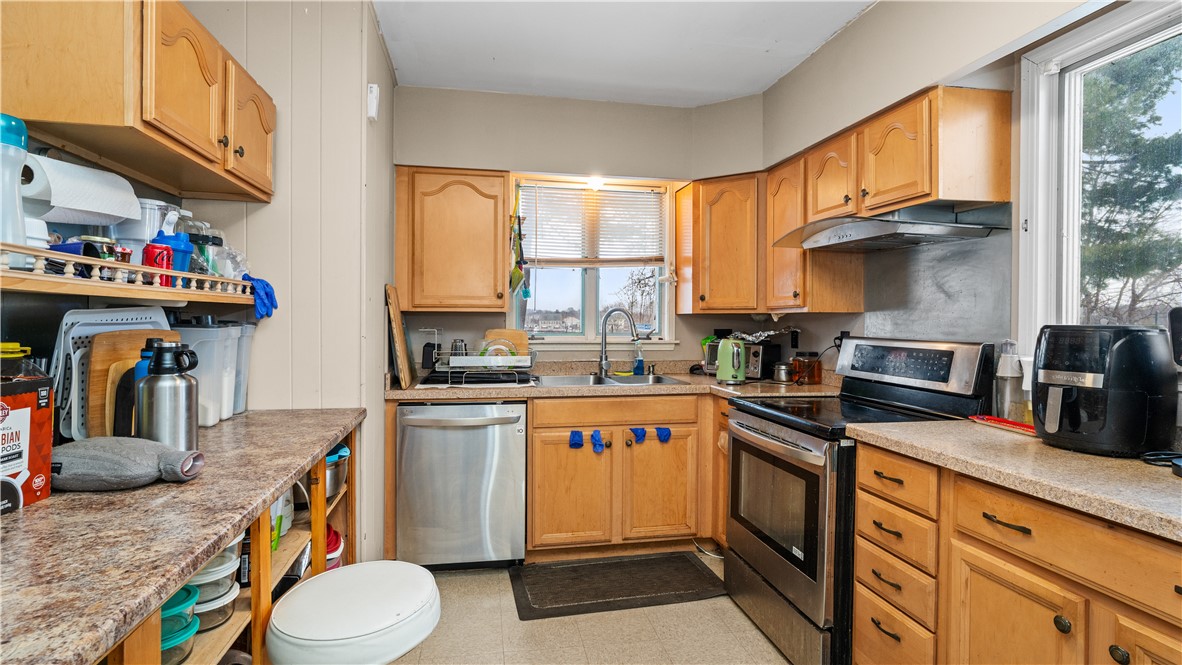 29 Jenks Avenue Central Falls, RI 02863 - Photo 18 of 46