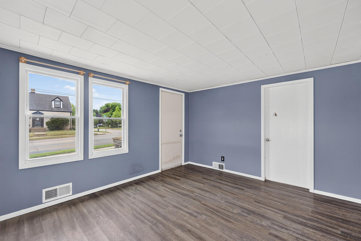 4124 21st Street Racine, WI 53405 - Photo 6 of 18 Living Room