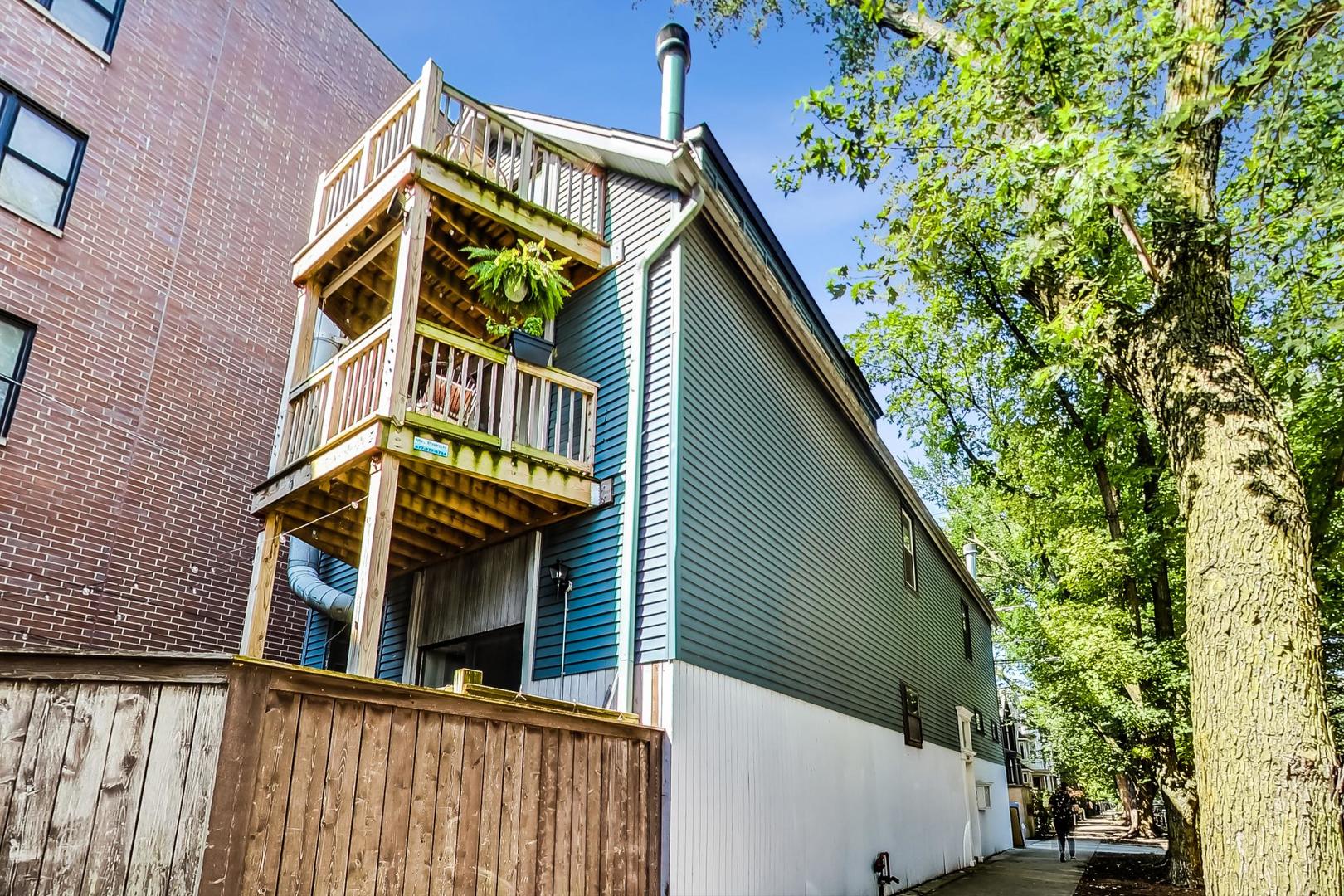 1009 West Wolfram Street, Unit 2W Chicago, IL 60657 - Photo 2 of 24 a view of a house with a yard