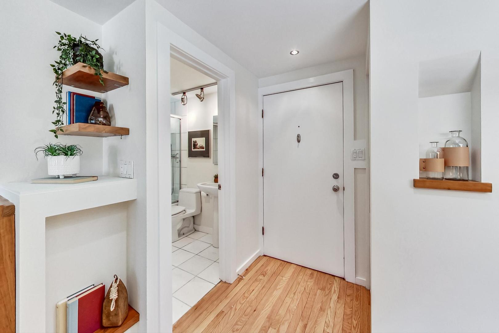 1009 West Wolfram Street, Unit 2W Chicago, IL 60657 - Photo 3 of 24 a view of bathroom