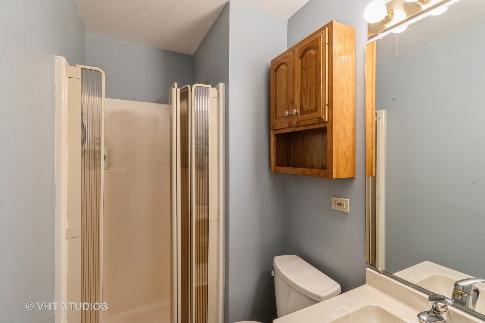 1061 Warwick Circle North Hoffman Estates, IL 60169 - Photo 14 of 18 a bathroom with a toilet and a sink