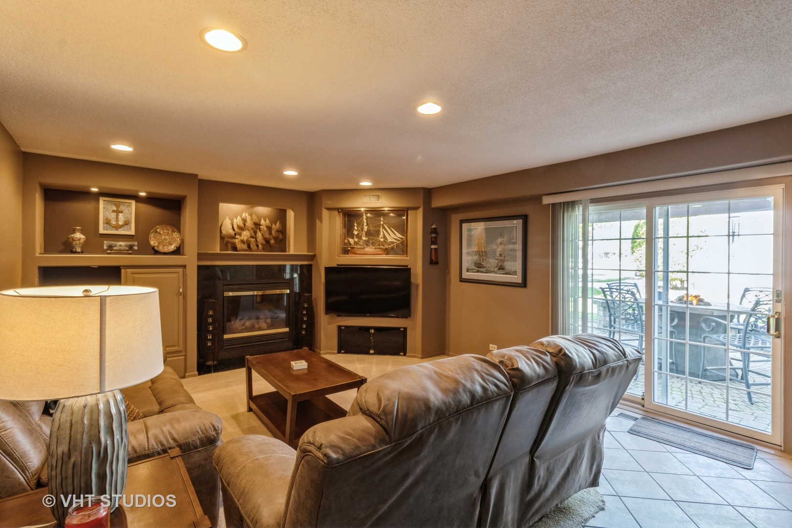 1061 Warwick Circle North Hoffman Estates, IL 60169 - Photo 5 of 18 a living room with furniture