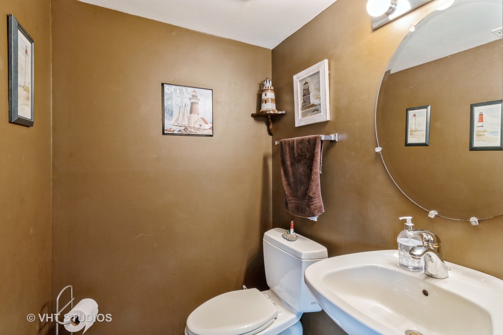 1061 Warwick Circle North Hoffman Estates, IL 60169 - Photo 9 of 18 a bathroom with a toilet sink and mirror