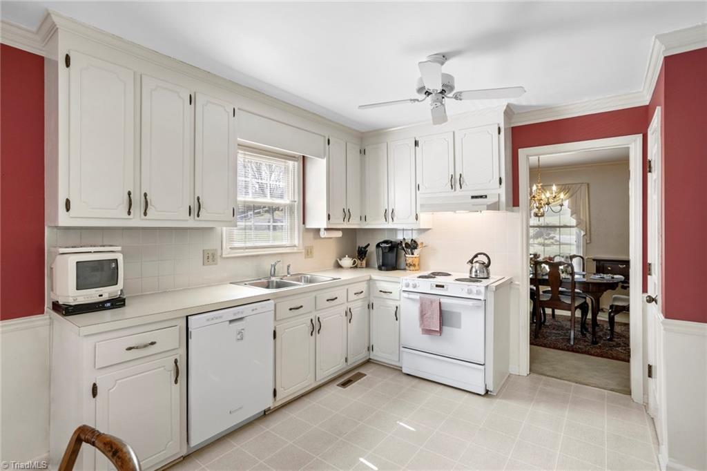 1393 Turkey Hill Road Winston-Salem, NC 27106 - Photo 10 of 36 Bright, sunny Kitchen