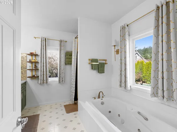 $894,900 | 260 Northeast 71st Place, Newport, OR 97365